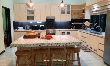 Rumah Dharmahusada Indah Mewah Dengan 4 Halaman Terbuka Semi Furnished