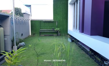 Rumah Dharmahusada Indah Mewah Dengan 4 Halaman Terbuka Semi Furnished
