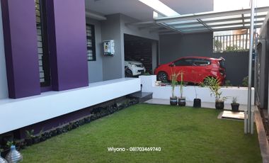 Rumah Dharmahusada Indah Mewah Dengan 4 Halaman Terbuka Semi Furnished