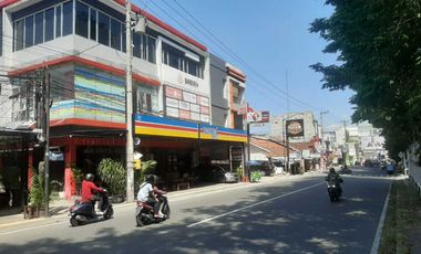 RUANG USAHA 3 LANTAI STRATEGIS DEPAN KAMPUS UPN SETURAN SLEMAN YOGYA