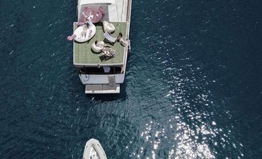 PRIVATE LUXURY YACHT FOR SAILING AND VACATION