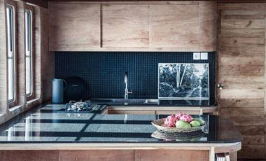 PRIVATE LUXURY YACHT FOR SAILING AND VACATION