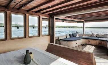 PRIVATE LUXURY YACHT FOR SAILING AND VACATION