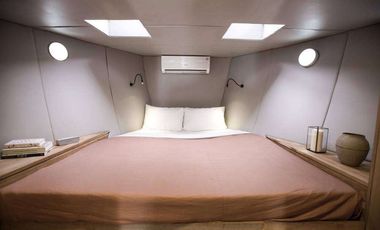 PRIVATE LUXURY YACHT FOR SAILING AND VACATION