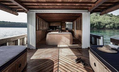 PRIVATE LUXURY YACHT FOR SAILING AND VACATION