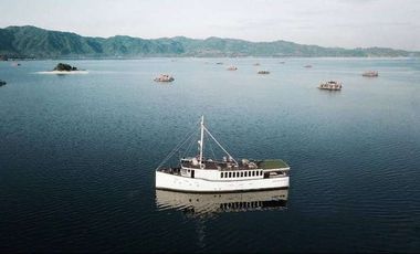 PRIVATE LUXURY YACHT FOR SAILING AND VACATION