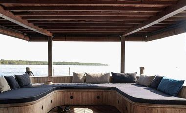 PRIVATE LUXURY YACHT FOR SAILING AND VACATION