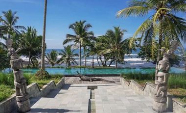 LUXURIOUS BEACH FRONT WOODEN VILLA