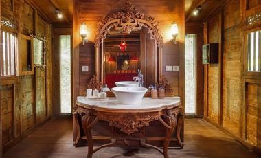 LUXURIOUS BEACH FRONT WOODEN VILLA