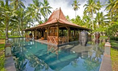 LUXURIOUS BEACH FRONT WOODEN VILLA