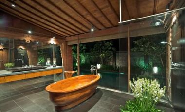 LUXURIOUS BEACH FRONT WOODEN VILLA