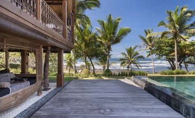 LUXURIOUS BEACH FRONT WOODEN VILLA