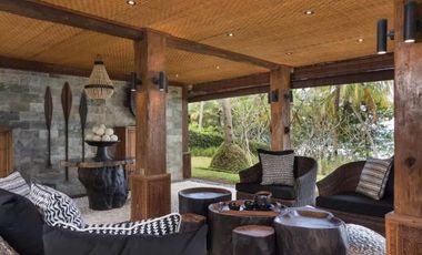 LUXURIOUS BEACH FRONT WOODEN VILLA