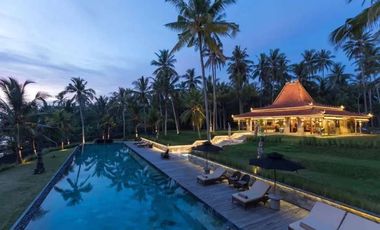 LUXURIOUS BEACH FRONT WOODEN VILLA