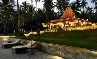 LUXURIOUS BEACH FRONT WOODEN VILLA