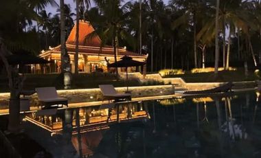 LUXURIOUS BEACH FRONT WOODEN VILLA