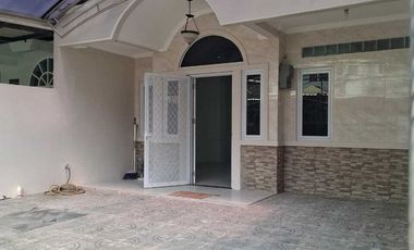 DISEWAKAN RUMAH CANTIK DAN LUAS TAMAN SURYA CENGKARENG JAKARTA BARAT