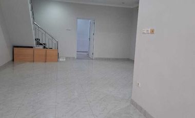 DISEWAKAN RUMAH CANTIK DAN LUAS TAMAN SURYA CENGKARENG JAKARTA BARAT