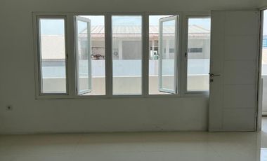 Town house Springhill Kemayoran Luas 9x17 M2 Bangunan 5 Lantai Bagus