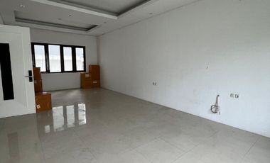 Town house Springhill Kemayoran Luas 9x17 M2 Bangunan 5 Lantai Bagus