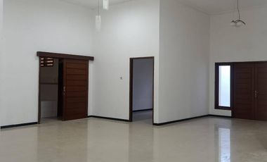 RUMAH MANYAR SIAP PAKAI. BISA UNTUK KELUARGA dan KANTOR