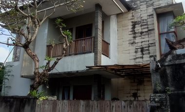 Rumah besar dan kokoh di penatih dentim