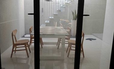 Disewakan rumah 2lt minimalis , furnished bagus baru Northwest Lake ,