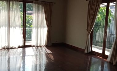 Rumah mewah, Pool  dalam Cluster di Kemang Jaksel