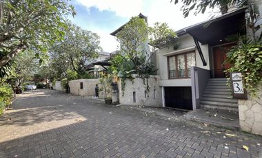 Rumah mewah, Pool  dalam Cluster di Kemang Jaksel