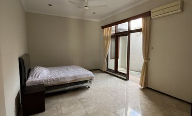 Rumah siap huni, Pool, dalam townhouse, strategis dekat MRT di Cipete