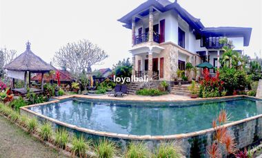 Vila cantik dengan pemandangan laut 180 derajat yang tak terhalang