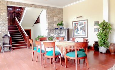 Vila cantik dengan pemandangan laut 180 derajat yang tak terhalang