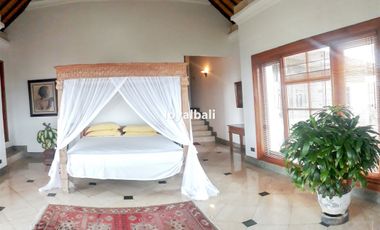 Vila cantik dengan pemandangan laut 180 derajat yang tak terhalang