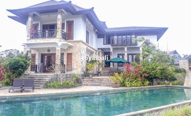 Vila cantik dengan pemandangan laut 180 derajat yang tak terhalang