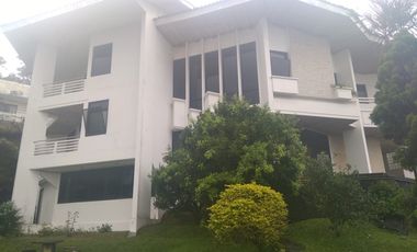 Villa Tretes Jalan Lektor telwe luas 1.200m2 dengan 6+1 Kamar Tidur