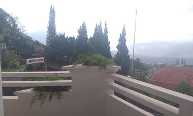 Villa Tretes Jalan Lektor telwe luas 1.200m2 dengan 6+1 Kamar Tidur
