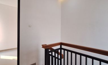 Townhouse 2 Lantai Modern Minimalis dalam perumahan besar Pamulang