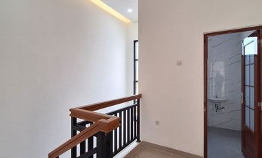 Townhouse 2 Lantai Modern Minimalis dalam perumahan besar Pamulang
