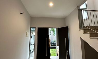 sewa rumah golf island PIK uk 8x15m ada kitchen set & gordyn