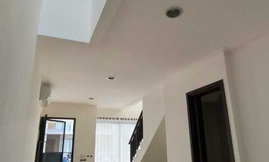 sewa rumah 2 lantai PIK 2 uk 4x15m ada AC & gordyn