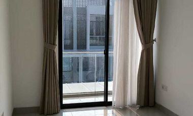 sewa rumah 2 lantai PIK 2 uk 4x15m ada AC & gordyn