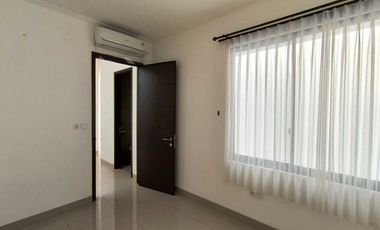 sewa rumah 2 lantai PIK 2 uk 4x15m ada AC & gordyn