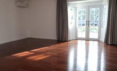 Disewakan rumah mewah American classic style dengan taman yg cantik