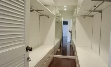 Disewakan rumah mewah American classic style dengan taman yg cantik