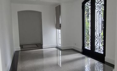 Disewakan rumah mewah American classic style dengan taman yg cantik