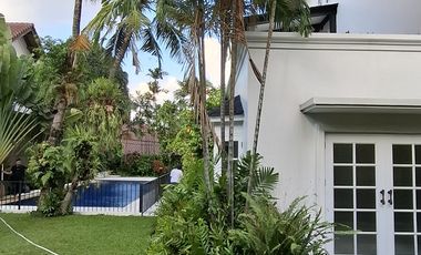 Disewakan rumah mewah American classic style dengan taman yg cantik