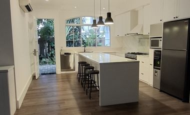 Disewakan rumah mewah American classic style dengan taman yg cantik