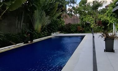 Disewakan rumah mewah American classic style dengan taman yg cantik