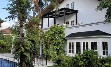 Disewakan rumah mewah American classic style dengan taman yg cantik