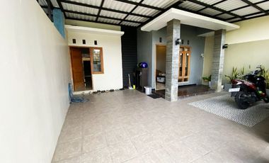 rumah murah 2 lantai di perumahan gentan 100 meter dari luwes